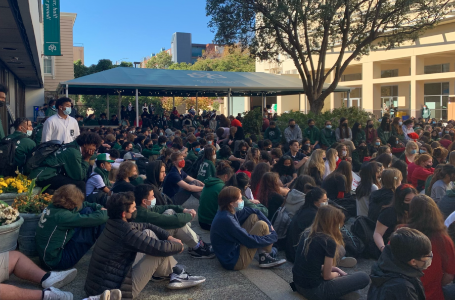 Students+flood+the+plaza+to+protest+sexual+assault+and+demonstrate+solidarity+with+victims.