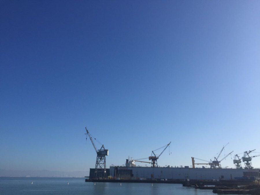 Industrial+cranes+disrupt+the+horizon+of+the+San+Francisco+Bay.