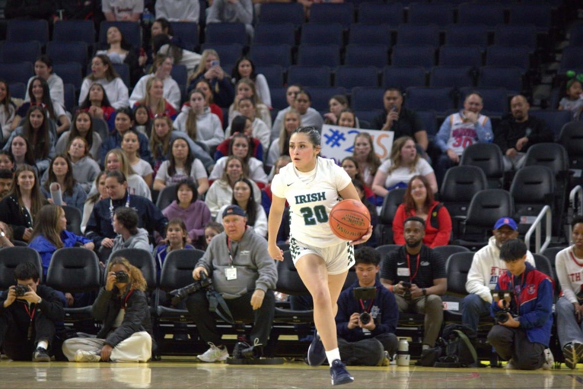 Lea Escobar ‘28 driving down the court. 